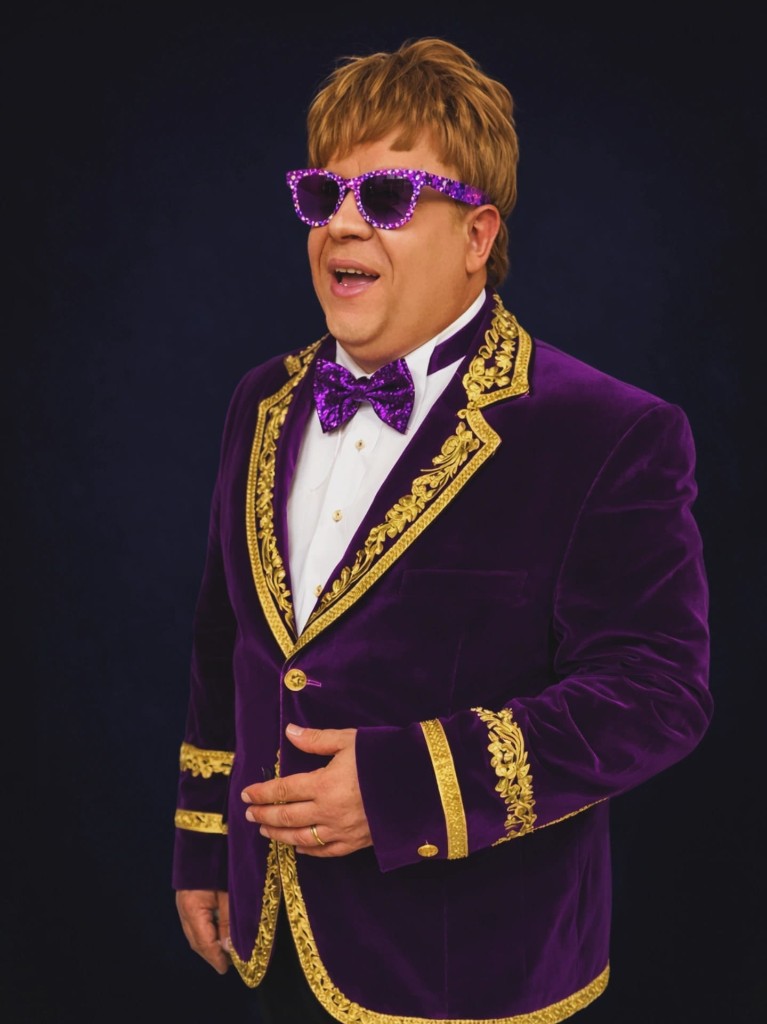 Artiste en veste violette brodée d'or et lunettes pailletées